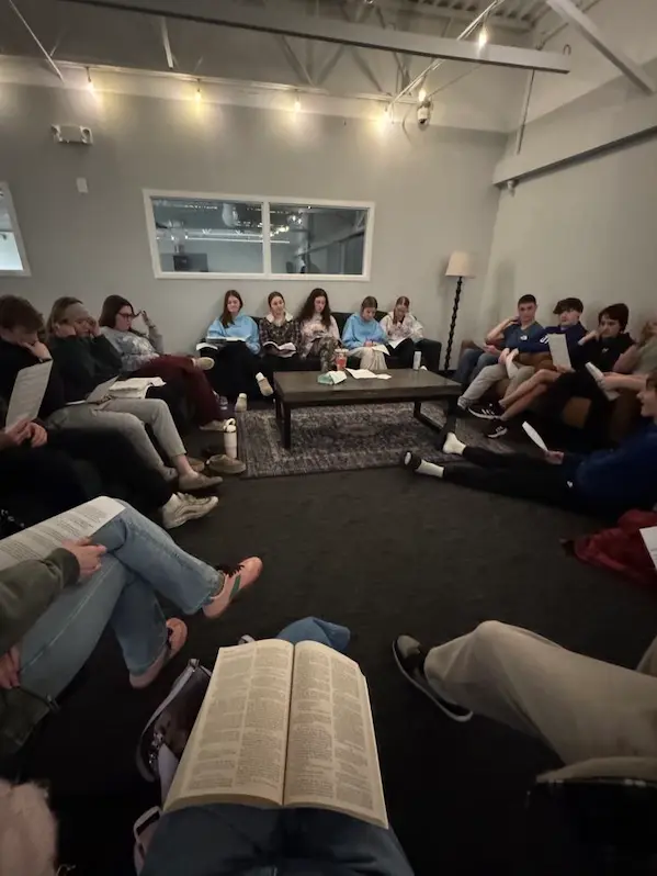 Grupo reunido estudando a Bíblia